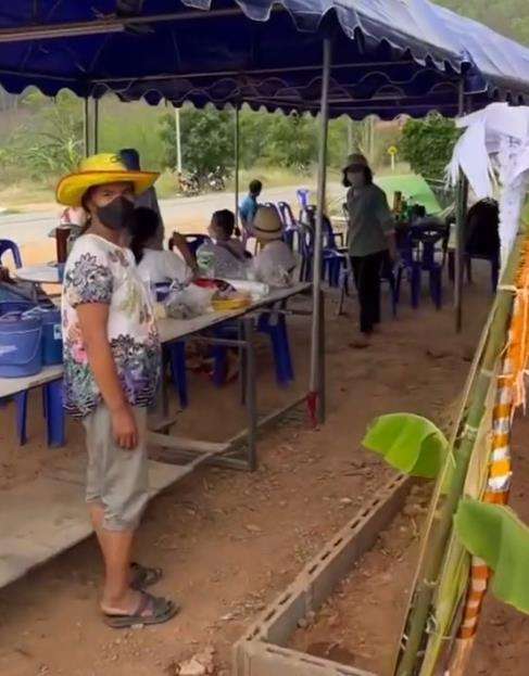 Dikira warung, turis malah masuk acara hajatan.