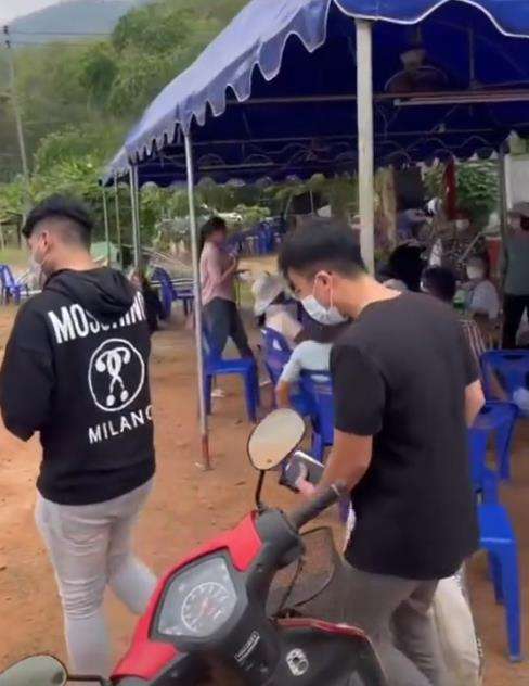 Dikira warung, turis malah masuk acara hajatan.