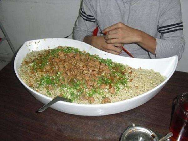Menu makan sahur porsi jumbo mirip mukbang.