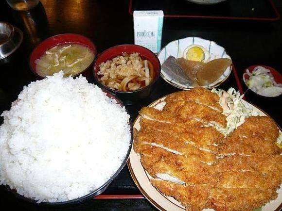 Menu makan sahur porsi jumbo mirip mukbang.