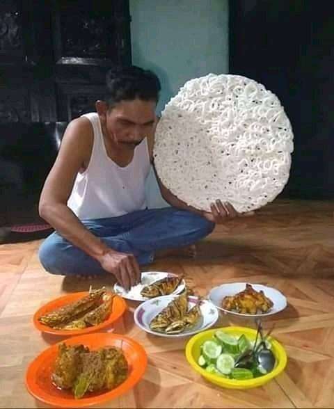 Menu makan sahur porsi jumbo mirip mukbang.