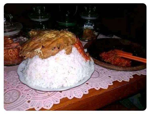 Menu makan sahur porsi jumbo mirip mukbang.