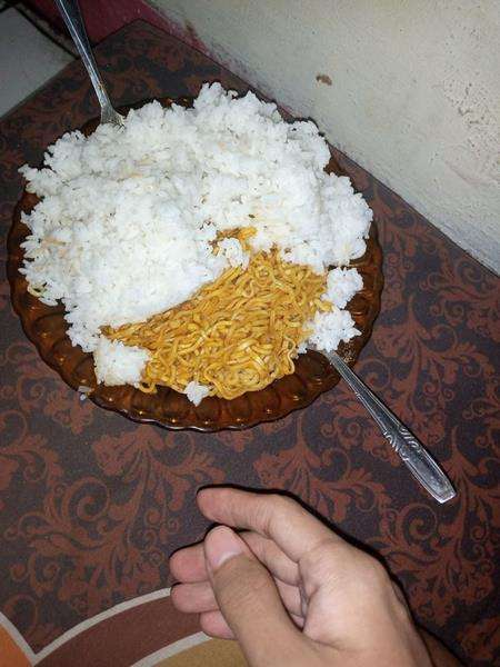 Menu makan sahur porsi jumbo mirip mukbang.
