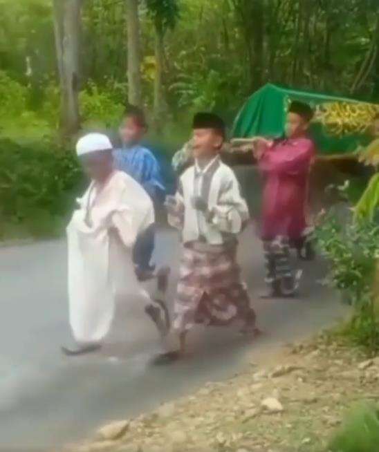 Para bocah praktik urus jenazah malah berakhir ngakak.
