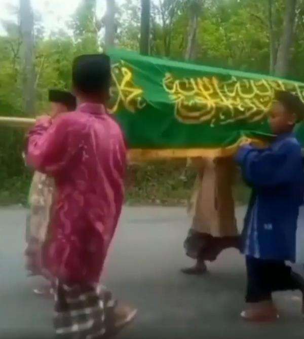 Para bocah praktik urus jenazah malah berakhir ngakak.