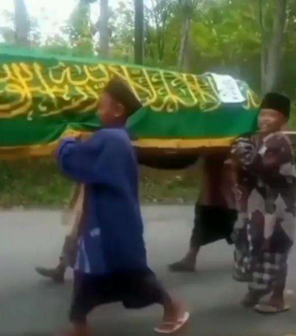 Para bocah praktik urus jenazah malah berakhir ngakak.