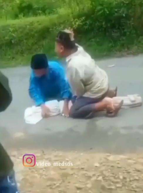 Para bocah praktik urus jenazah malah berakhir ngakak.