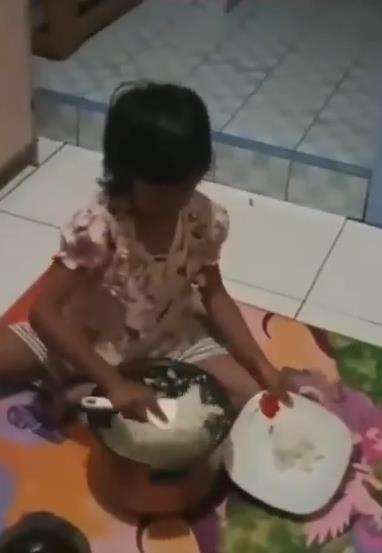 Dibangunkan sahur terlalu awal, bocah ini kesal.