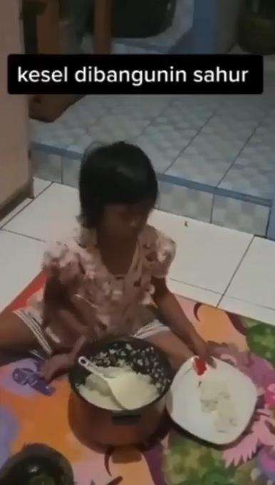 Dibangunkan sahur terlalu awal, bocah ini kesal.