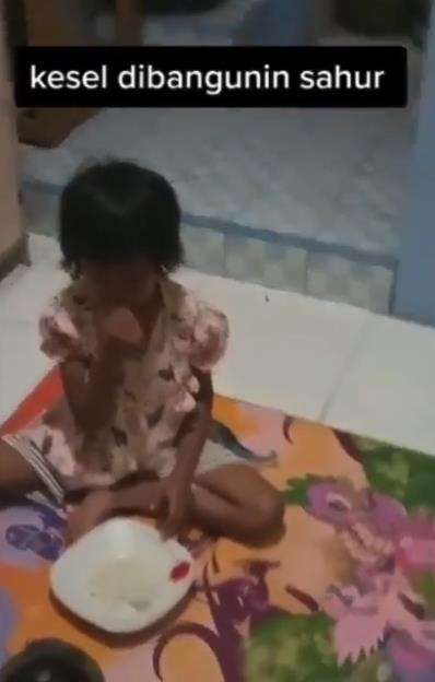 Dibangunkan sahur terlalu awal, bocah ini kesal.