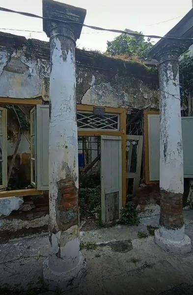 Rumah Mbah Besari terbengkalai, hanya menyisakan dinding.