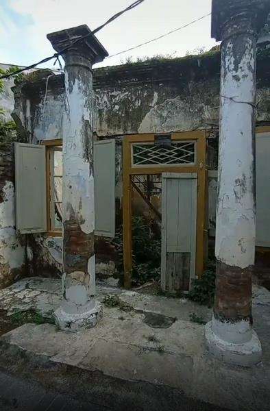 Rumah Mbah Besari terbengkalai, hanya menyisakan dinding.