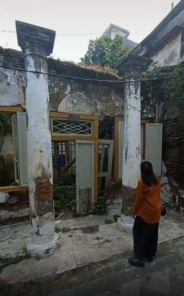 Rumah Mbah Besari terbengkalai, hanya menyisakan dinding.