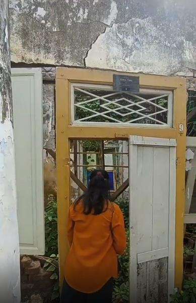 Rumah Mbah Besari terbengkalai, hanya menyisakan dinding.