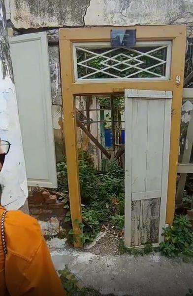 Rumah Mbah Besari terbengkalai, hanya menyisakan dinding.
