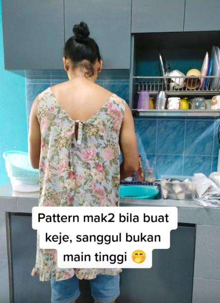 Aksi emak-emak masak di dapur bikin kaget.