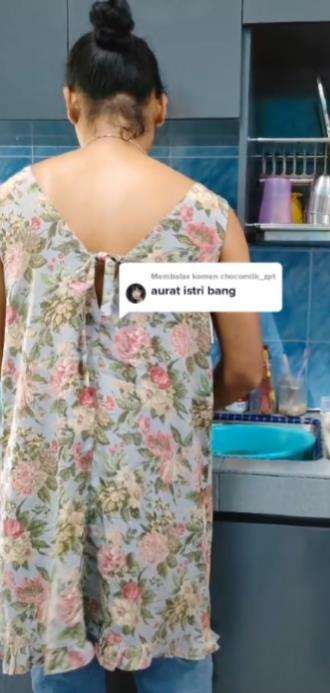 Aksi emak-emak masak di dapur bikin kaget.