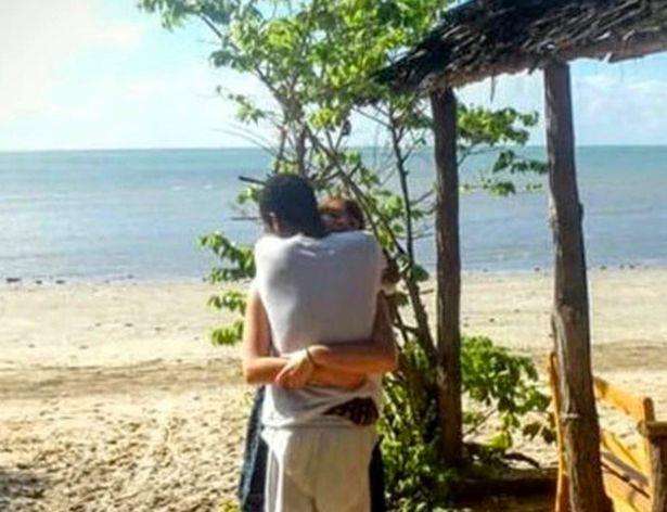 Foto dua orang berpelukan bikin pusing netizen.