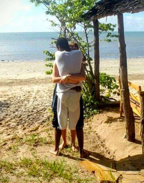 Foto dua orang berpelukan bikin pusing netizen.