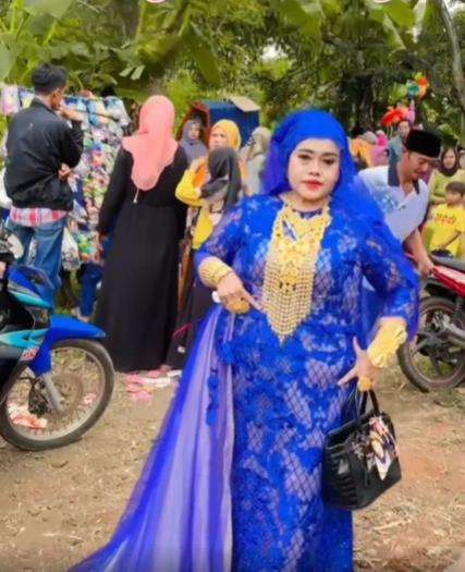 Aksi emak-emak pamer perhiasan kayak toko emas berjalan.