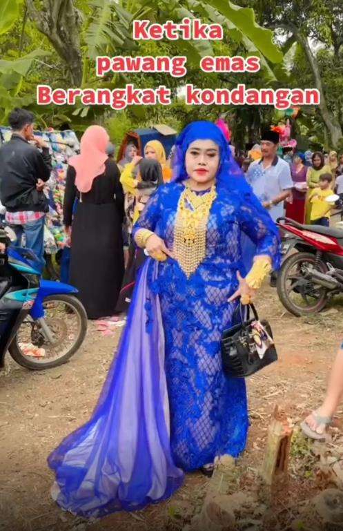 Aksi emak-emak pamer perhiasan kayak toko emas berjalan.