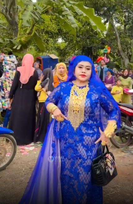 Aksi emak-emak pamer perhiasan kayak toko emas berjalan.