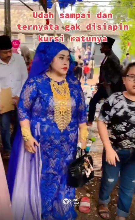 Aksi emak-emak pamer perhiasan kayak toko emas berjalan.