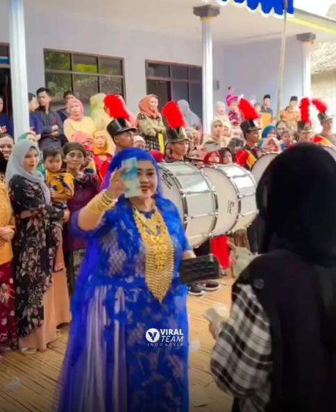 Aksi emak-emak pamer perhiasan kayak toko emas berjalan.