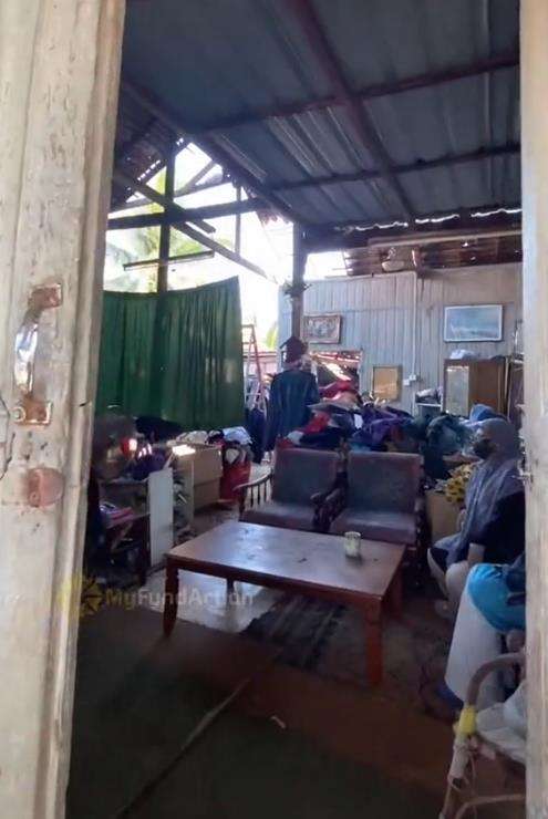 Bocah tinggal di rumah hampir roboh bersama keluarganya.