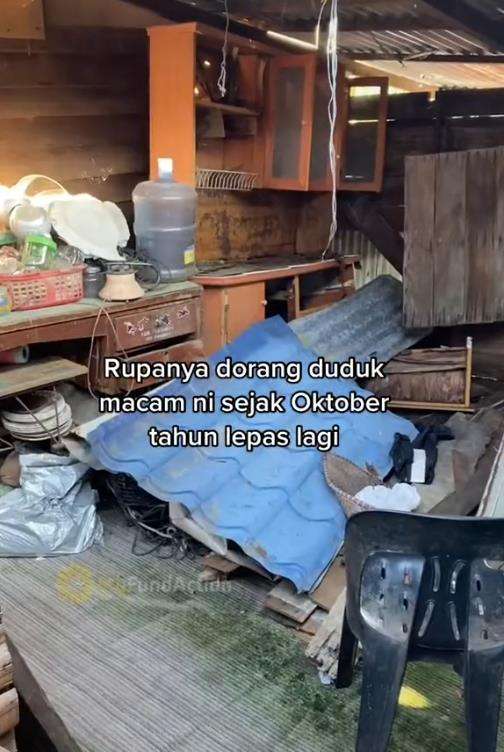 Bocah tinggal di rumah hampir roboh bersama keluarganya.