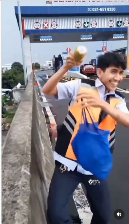 petugas tol mancing takjil petugas tol mancing takjil