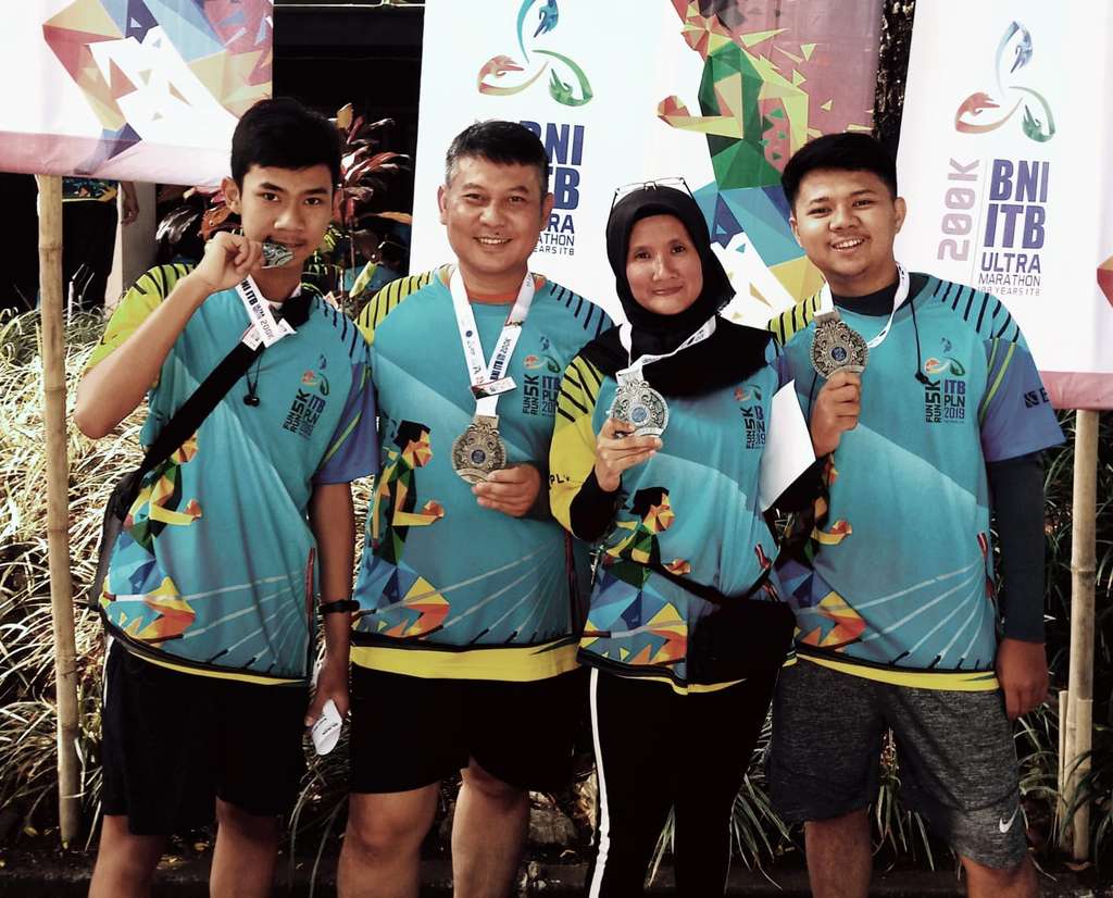 Nuke, suami dan dua anaknya Nuke, suami dan dua anaknya