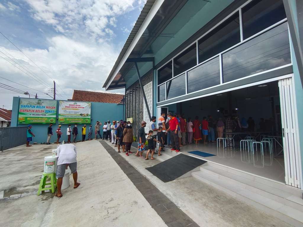 Suasana rumah makan gratis Purwokerto