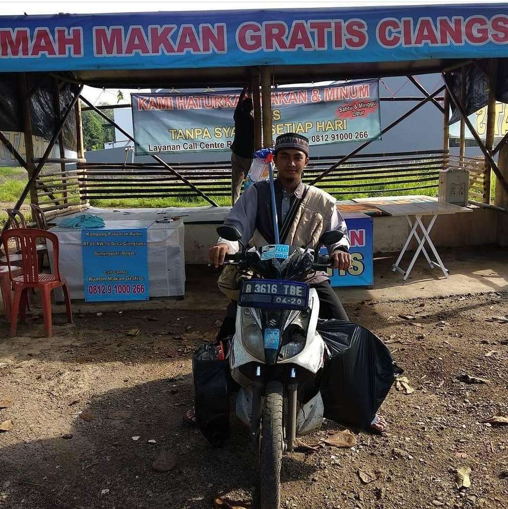 Aidtya Prayoga di depan rumah makan gratis Ciangsana