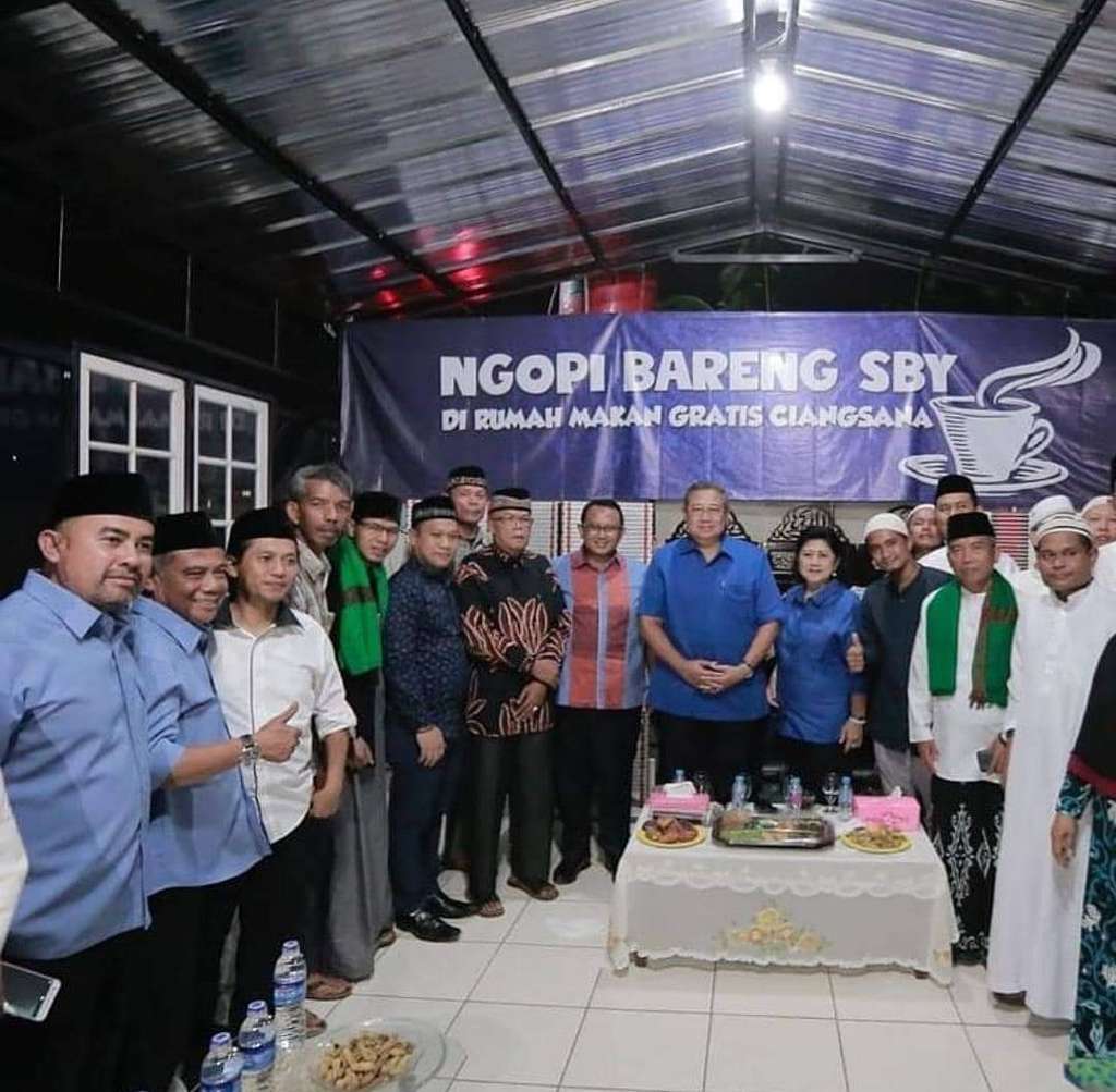 SBY saat ngopi bareng di rumah makan gratis Ciangsana