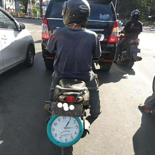 Berbagai benda nyeleneh dipasang pada motor.