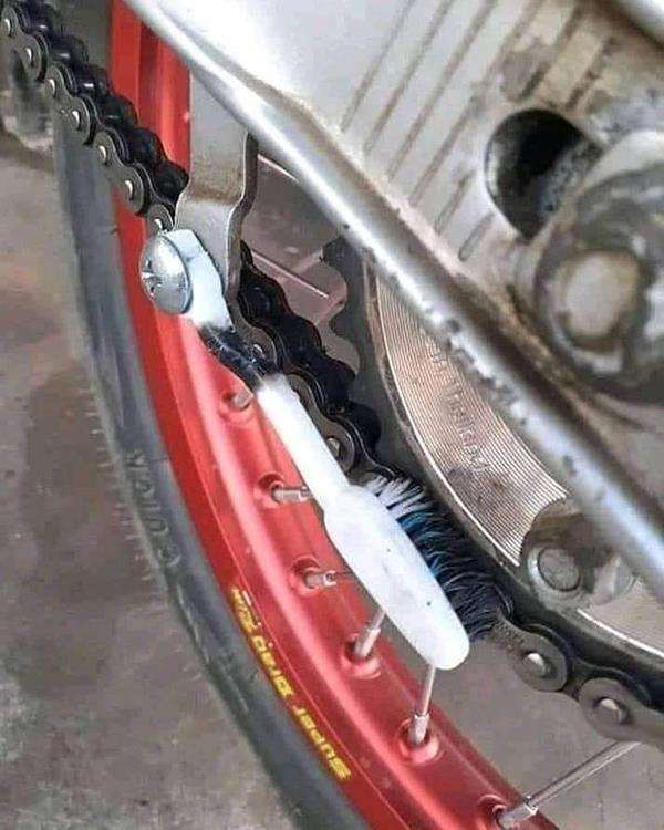 Berbagai benda nyeleneh dipasang pada motor.