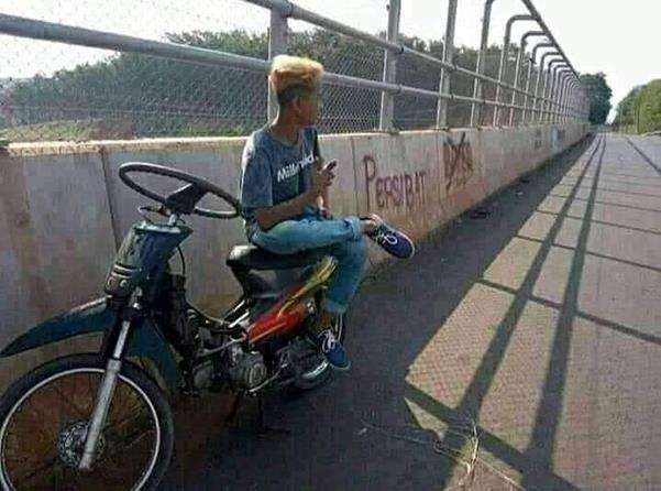 Berbagai benda nyeleneh dipasang pada motor.