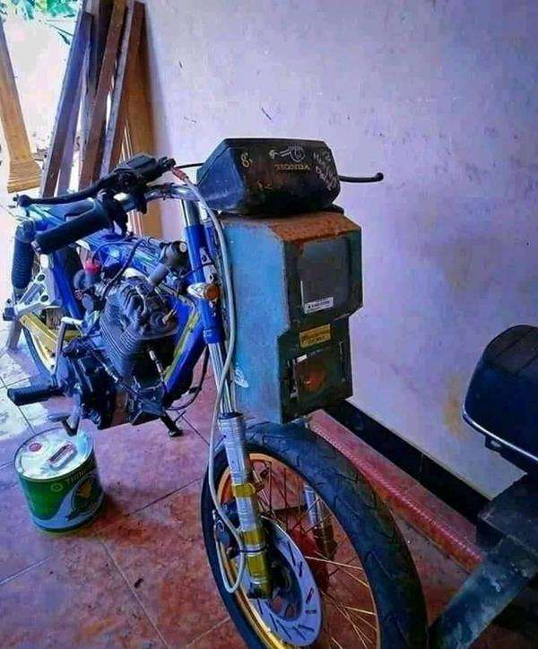 Berbagai benda nyeleneh dipasang pada motor.