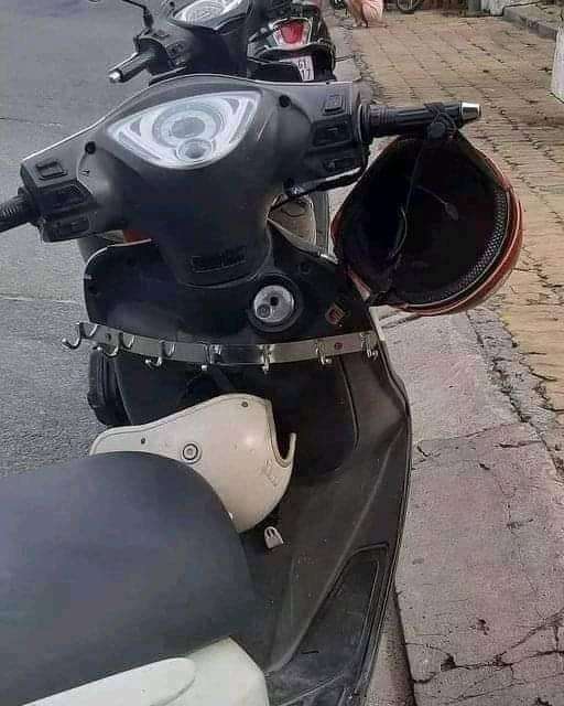 Berbagai benda nyeleneh dipasang pada motor.