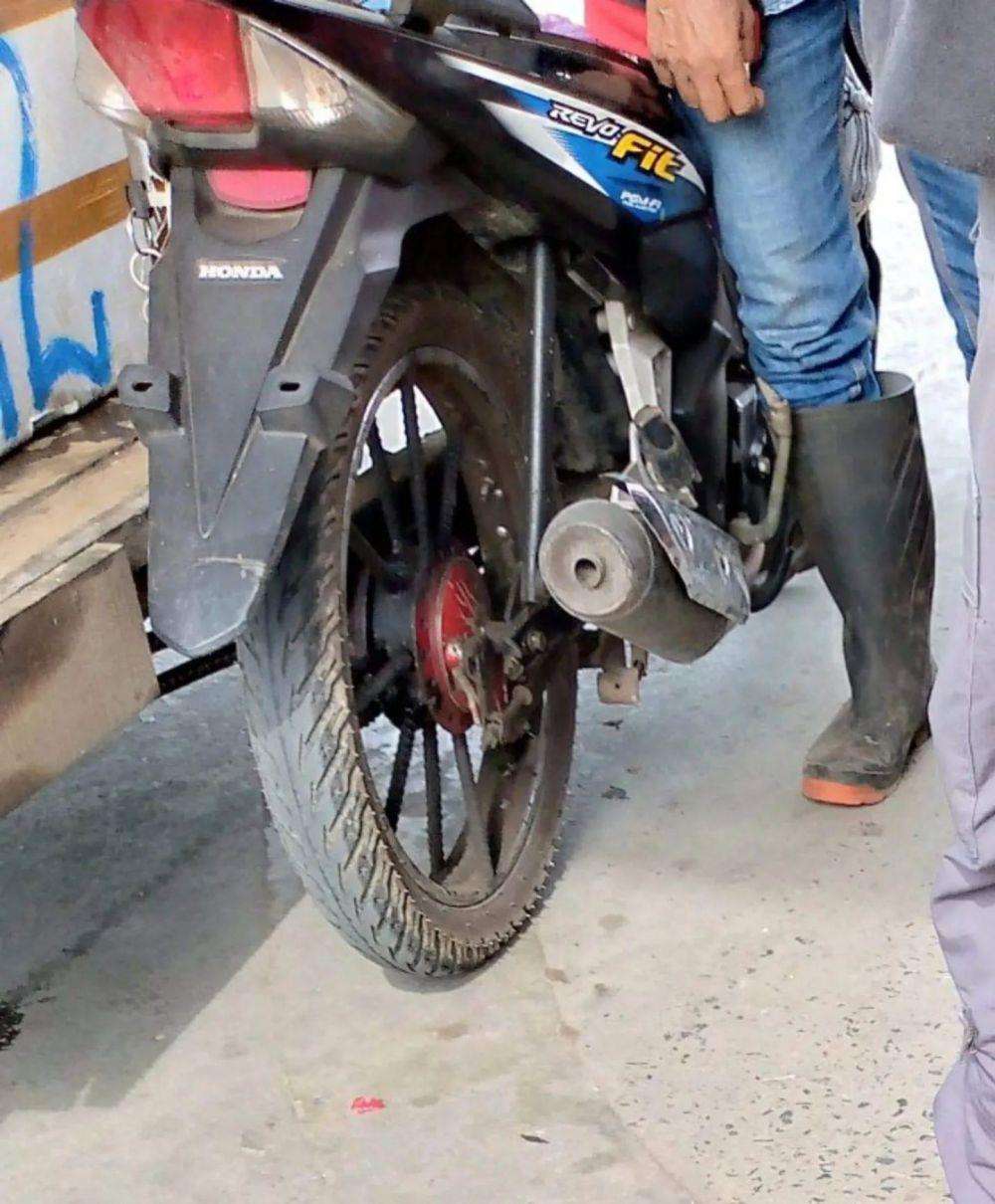 Berbagai benda nyeleneh dipasang pada motor.