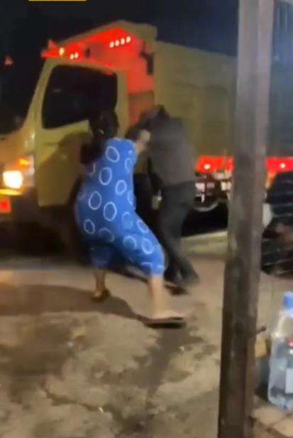 Maling salah mangsa, malah di-smackdown emak-emak.