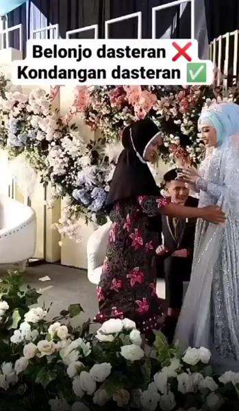Viral emak-emak dasteran foto bareng pengantin di pelaminan.