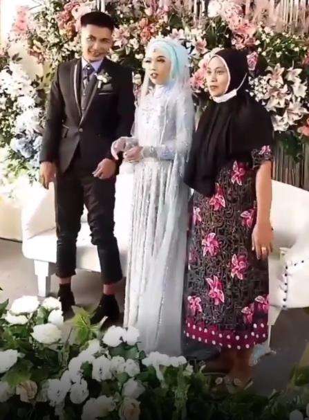 Viral emak-emak dasteran foto bareng pengantin di pelaminan.