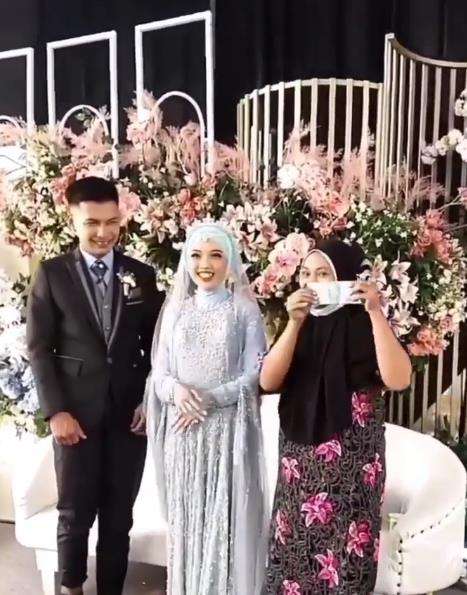 Viral emak-emak dasteran foto bareng pengantin di pelaminan.