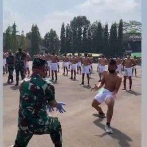 Calon tamtama adu ilmu tenaga dalam dengan anggota TNI