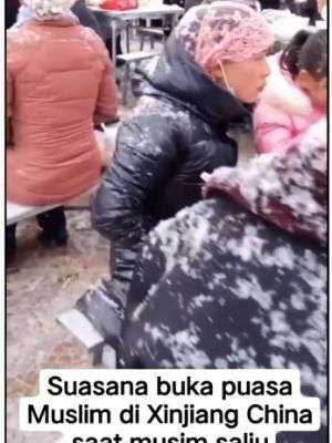 Muslim di Xinjiang Cina berbuka puasa di tengah salju