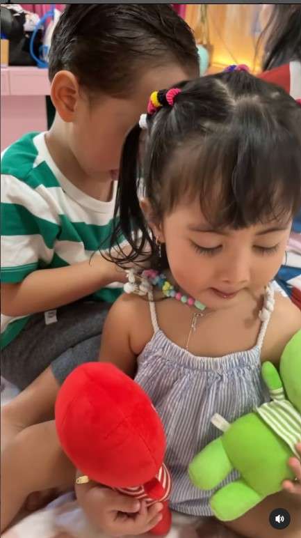 Xabiru memasang kalung ke leher Chava
