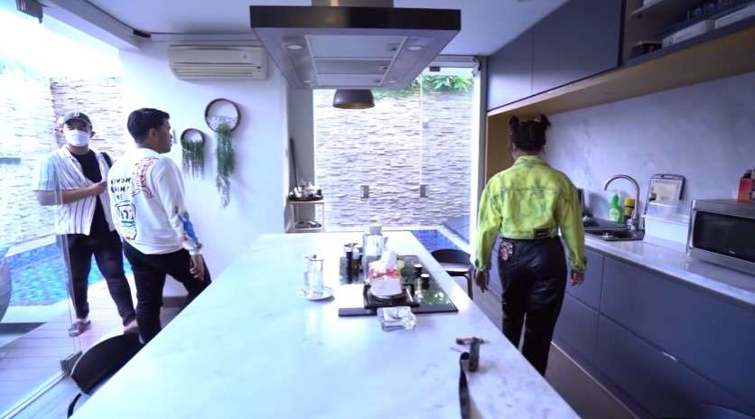 potret rumah baru Fuji potret rumah baru Fuji