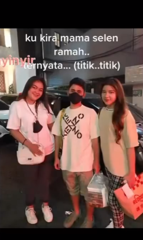 Alshad Ahmad dan Tiara Andini Berfoto Bersama Fans